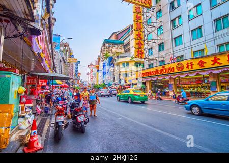 BANGKOK, THAILAND - 12. MAI 2019: Die Aktivität auf der Yaowarat Road in Chinatown, am 12. Mai in Bangkok, Thailand Stockfoto