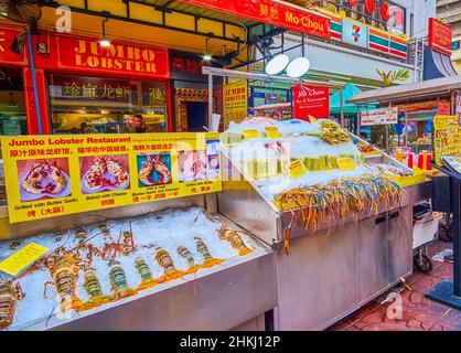 BANGKOK, THAILAND - 12. MAI 2019: Das Schaufenster des Fischrestaurants in Chinatown, am 12. Mai in Bangkok, Thailand Stockfoto