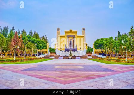 Der kleine Platz mit einem Park und dem Denkmal für König Rama I im Bezirk Phra Nakhon in Bangkok, Thailand Stockfoto