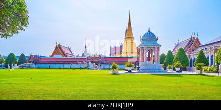 Der Blick auf die Schreine, Tempel und die goldene Pagode des Tempels des Smaragd-Buddha im Großen Palast von Bangkok, Thailand Stockfoto