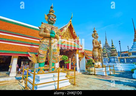 BANGKOK, THAILAND - 12. MAI 2019: Die Thotsakan- und Sahatsadecha-Guardians am Koei Sadet Gate im Großen Palast, am 12. Mai in Bangkok, Thailand Stockfoto