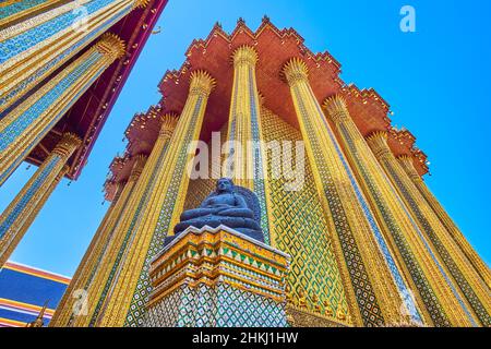 BANGKOK, THAILAND - 12. MAI 2019: Der steinerne Buddha im Borobudur-Stil von der Insel Java an der Ecke des Phra Mondop-Tempels des Großen Palastes, am 12. Mai Stockfoto