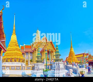 BANGKOK, THAILAND - 12. MAI 2019: Die Menschenmassen im Tempel des Smaragd-Buddha, dem meistbesuchten Teil des Großen Palastes, am 12. Mai in Bangkok, Thailand Stockfoto