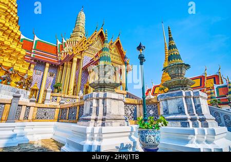 BANGKOK, THAILAND - 12. MAI 2019: Die szenischen religiösen Dekorationselemente im thailändischen Stil, Tempel des Smaragd-Buddha im Großen Palast, am 12. Mai in Bangko Stockfoto