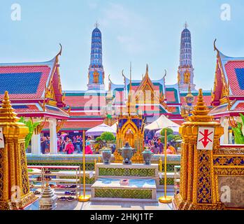 BANGKOK, THAILAND - 12. MAI 2019: Der Blick von der Terrasse von Ucosot auf den überfüllten Innenhof des Emerald Buddha Temple Complex mit den rechten Zacken auf dem Rücken Stockfoto