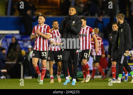 Birmingham, Großbritannien. 04th. Februar 2022. Die Spieler von Sheffield United applaudieren den Fans am Ende des Spiels Credit: News Images /Alamy Live News Stockfoto