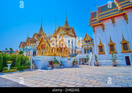 BANGKOK, THAILAND - 12. MAI 2019: Der kleine goldene Phra Thinang Aphorn Phimok Prasat-Pavillon im Maha Prasat-Komplex im Großen Palast, am 12. Mai in Ban Stockfoto
