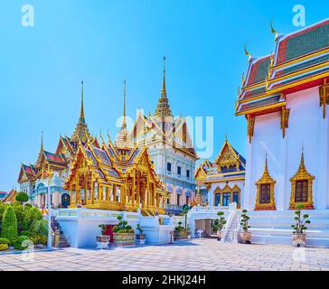 BANGKOK, THAILAND - 12. MAI 2019: Der Innenhof des Maha Prasat Komplexes im Großen Palast mit herausragender Phra Thinang Chakri Maha Prasat Thronhalle Stockfoto