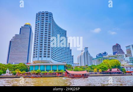 Segeln entlang der modernen Wohngebäude, Bürokomplexe und hohen Hotels am Ufer des Chao Phraya Flusses in Bangkok, Thailand Stockfoto