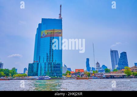 BANGKOK, THAILAND - 12. MAI 2019: Das moderne Glasgeschäftsgebäude am Ufer des Chao Phraya River, am 12. Mai in Bangkok, Thailand Stockfoto