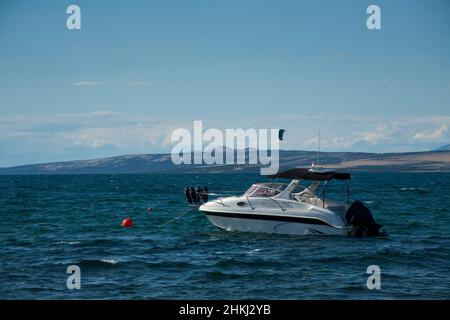 Kleine luxuriöse Yacht, die am Meer in der Nähe von Vir, Kroatien, festgemacht ist Stockfoto