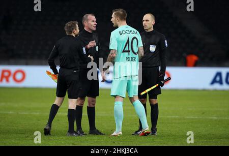 Berlin, Deutschland. 04th Feb, 2022. firo: 4th. Februar 2022 Fuvuball: Fußball: 1st Bundesliga, Saison 2021/2022 Hertha BSC Berlin - VfL Bochum Schiedsrichter Marco Fritz, Sebastian Polter Credit: dpa/Alamy Live News Stockfoto