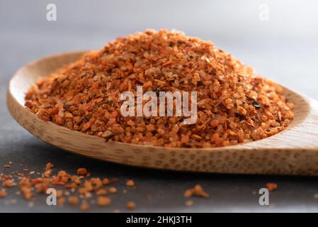 Applewood BBQ Rub auf einem Holzlöffel Stockfoto