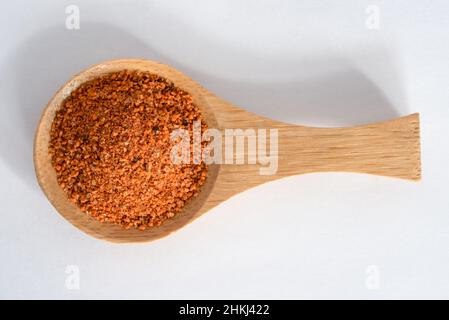 Süßer und rauchig BBQ Rub auf einem Holzlöffel Stockfoto