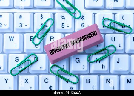 Schreiben mit dem angezeigten Text Inventory Management. Wort geschrieben über die Überwachung von nicht kapitalisierten Vermögenswerten und Lagerartikeln, die Online-Dateien und -Daten herunterladen Stockfoto
