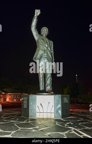 Statue von Nelson Mandela, der das Gefängnis verlässt Stockfoto