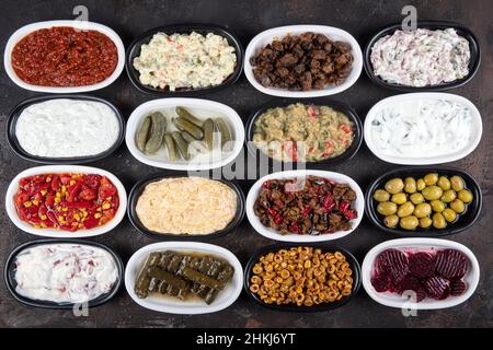 Mediterranes Vorspeisenkonzept. Traditionelle türkische Küche. Vorspeise aus dem Nahen Osten mit Rote Beete, Oliven, Hummus, gefüllten Paprika, Gurken, Stuffe Stockfoto