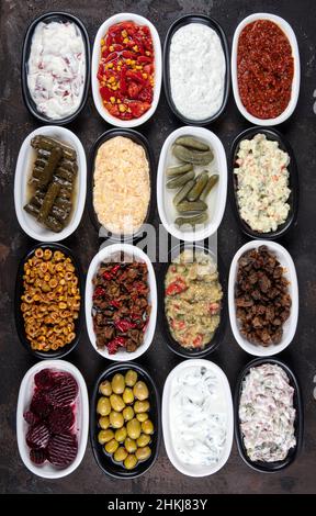 Mediterranes Vorspeisenkonzept. Traditionelle türkische Küche. Vorspeise aus dem Nahen Osten mit Rote Beete, Oliven, Hummus, gefüllten Paprika, Gurken, Stuffe Stockfoto