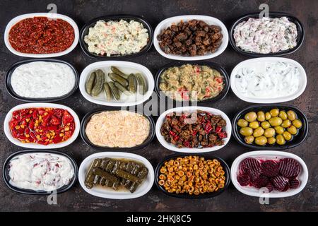 Mediterranes Vorspeisenkonzept. Traditionelle türkische Küche. Vorspeise aus dem Nahen Osten mit Rote Beete, Oliven, Hummus, gefüllten Paprika, Gurken, Stuffe Stockfoto