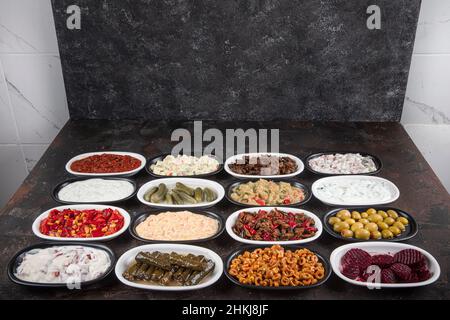 Mediterranes Vorspeisenkonzept. Traditionelle türkische Küche. Vorspeise aus dem Nahen Osten mit Rote Beete, Oliven, Hummus, gefüllten Paprika, Gurken, Stuffe Stockfoto