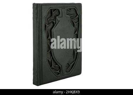 Grünes Ledermockup-Buch mit Deckfarbe isoliert auf weißem Hintergrund, Vorderansicht. Mit leeren Label- und Metallbeschlägen. Stockfoto