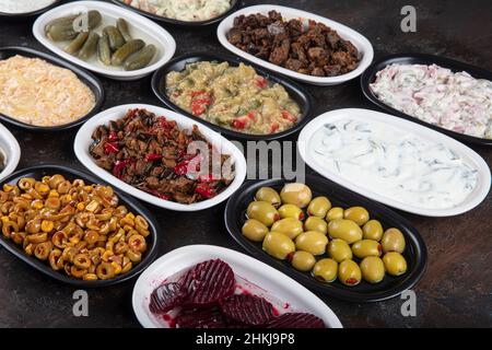 Mediterranes Vorspeisenkonzept. Traditionelle türkische Küche. Vorspeise aus dem Nahen Osten mit Rote Beete, Oliven, Hummus, gefüllten Paprika, Gurken, Stuffe Stockfoto