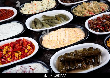 Mediterranes Vorspeisenkonzept. Traditionelle türkische Küche. Vorspeise aus dem Nahen Osten mit Rote Beete, Oliven, Hummus, gefüllten Paprika, Gurken, Stuffe Stockfoto