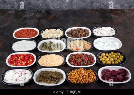 Mediterranes Vorspeisenkonzept. Traditionelle türkische Küche. Vorspeise aus dem Nahen Osten mit Rote Beete, Oliven, Hummus, gefüllten Paprika, Gurken, Stuffe Stockfoto