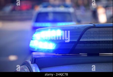 Hamburg, Deutschland. 06th. Mai 2020. Ein Polizeiwagen mit blauem Licht ist im Einsatz. Quelle: Daniel Bockwoldt/dpa/Daniel Bockwoldt/dpa/Alamy Live News Stockfoto