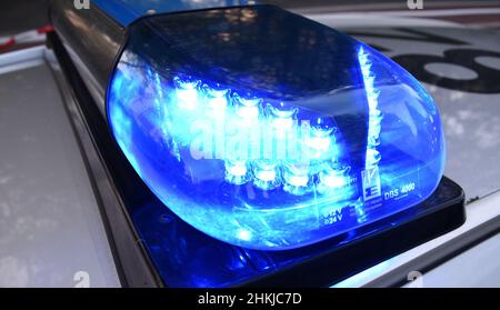 Hamburg, Deutschland. 06th. Mai 2020. Ein Polizeiwagen mit blauem Licht ist im Einsatz. Quelle: Daniel Bockwoldt/dpa/Daniel Bockwoldt/dpa/Alamy Live News Stockfoto