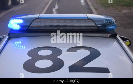 Hamburg, Deutschland. 06th. Mai 2020. Ein Polizeiwagen mit blauem Licht ist im Einsatz. Quelle: Daniel Bockwoldt/dpa/Daniel Bockwoldt/dpa/Alamy Live News Stockfoto