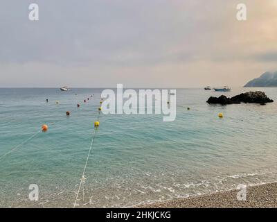 Drei Fischerboote und Boje-Linien in Agios Nikitas, Lefkada Stockfoto