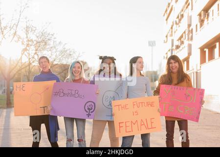 Multikulturelle und Diversity Group stolz auf Gleichstellungsdemonstration Frauen internationaler Tag Stockfoto