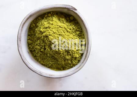 Matcha-Teepulver in einer Schüssel Stockfoto