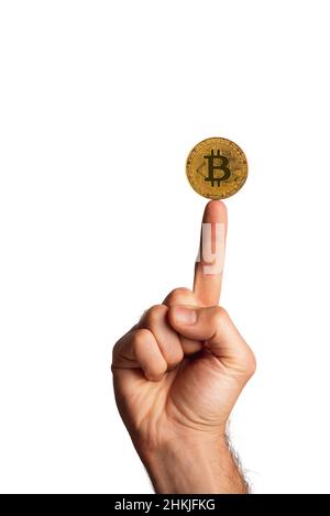 Bitcoin auf einem Zeigefinger auf weißem Hintergrund. Stockfoto