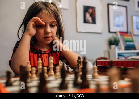 Smart Kind spielen Schach Mädchen Stockfoto