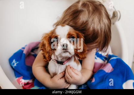 Kind hält Welpen umarmen Liebe Stockfoto