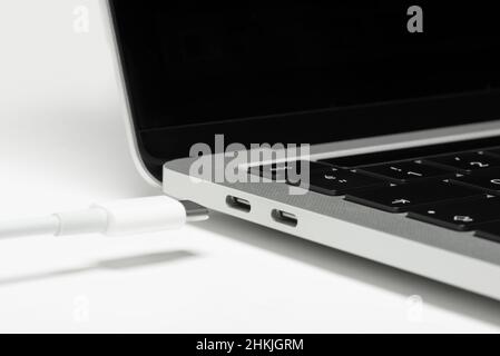 Nahaufnahme des usb-C-Kabels, das an einen Laptop angeschlossen ist. Stockfoto