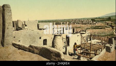 Vintage-Farbdruck von Taos Pueblo oder Pueblo de Taos, einem UNESCO-Weltkulturerbe in New Mexico, USA ca. 1898-1905 Stockfoto