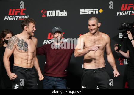 Las Vegas, USA. 04th. Februar 2022. 4. FEBRUAR 2022, LAS VEGAS, LAS VEGAS, NV, USA: LAS VEGAS, NV - 4. Februar: Jack Hermansson (L) und Sean Strickland (R) treten am 4. Februar 2022 in LAS VEGAS, USA, beim UFC Apex für UFC Vegas 47 - Hermansson gegen Strickland auf. (Bild: © Louis Grasse/PX Imagens via ZUMA Press Wire) Bild: ZUMA Press, Inc./Alamy Live News Stockfoto