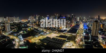 Skyline von Panama City bei Nacht Stockfoto