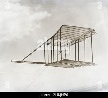 Linke Seitenansicht des Segelflugzeugs als Drachen, im Höhenflug, Kitty Hawk, North Carolina, USA, Wilber Wright, Orville Wright, 1900 Stockfoto