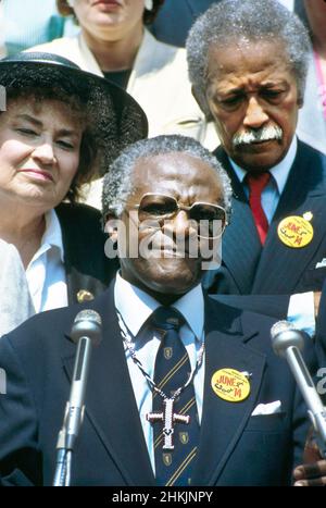 Desmond Tutu (1931-2021), südafrikanischer Bischof und Theologe, Anti-Apartheid- und Menschenrechtsaktivist, sprach beim Marsch gegen die Apartheid-Kundgebung, New York City, New York, USA, Bernard Gotfryd, 14. Juni 1986 Stockfoto