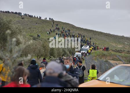 Hunderte von israelischen und palästinensischen Friedensaktivisten kletterten den Berg, während sie junge Olivenbäume trugen. Hunderte von israelischen und palästinensischen Friedensaktivisten hatten im palästinensischen Dorf Burin, unterhalb des jüdischen illegalen Außenpostens von Givát Ronen, Olivenbäume gepflanzt. Zwei Wochen vor der Veranstaltung wurde eine Gruppe jüdischer Friedensaktivisten, die zur Olivenplantage eintrafen, von der Jugend von Givát Ronen gewaltsam angegriffen. Heute hatten sich die IDF-Truppen zwischen den Aktivisten und den Siedlern getrennt. Ein israelischer Aktivist wurde während der Veranstaltung verhaftet. Burin, Palästina. Februar 04th 2022. (Foto von Matan Gola Stockfoto