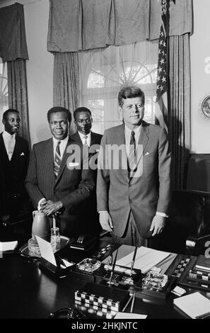 Gnade Ibingira, der ugandische Premierminister Milton Obote, John Kakonge mit dem US-Präsidenten John Kennedy im Oval Office, im Weißen Haus, Washington, DC, USA, Warren K. Leffler, US News & World Report Magazine Collection, 22. Oktober 1962 Stockfoto