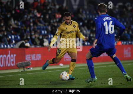 Getafe, Spanien. 04th. Februar 2022. GETAFE - 4. FEBRUAR: Veza von Levante übergibt den Ball während des La Liga-Spiels zwischen Getafe und Levante im Coliseum Alfonso Pérez Stadium am 4. Februar 2022 in Getafe, Spanien. (Foto von Sara Aribó/PxImages) Credit: Px Images/Alamy Live News Stockfoto