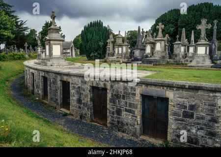 Dublin, Irland, August 2019 Rundes Mausoleum oder Krypten mit antiken Gräbern und Grabsteinen auf dem Friedhof von Glasnevin Stockfoto