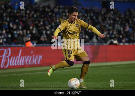 Getafe, Spanien. 04th. Februar 2022. GETAFE - 4. FEBRUAR: Bardhi von Levante fährt den Ball während des La Liga-Spiels zwischen Getafe und Levante im Coliseum Alfonso Pérez Stadium am 4. Februar 2022 in Getafe, Spanien. (Foto von Sara Aribó/PxImages) Credit: Px Images/Alamy Live News Stockfoto