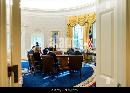 Präsident Joe Biden trifft sich mit Finanzminister Janet Yellen und hochrangigen Beratern vor einem Telefonat mit der Sprecherin des Repräsentantenhauses, Nancy Pelosi (D-Kalifornien), und dem Mehrheitsführer des Senats, Chuck Schumer (D-N.Y.), um am Dienstag, dem 16. November 2021, im Oval Office des Weißen Hauses über die Schuldengrenze zu sprechen. (Offizielles Foto des Weißen Hauses von Cameron Smith) Stockfoto
