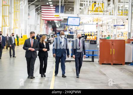 Präsident Joe Biden führt am Mittwoch, den 17. November 2021, durch die Fabrik ZERO Facility von General Motors in Detroit mit Arbeitsminister Marty Walsh, UAW-Präsident Ray Curry und CEO von GM Mary Barra. (Offizielles Foto des Weißen Hauses von Adam Schultz) Stockfoto